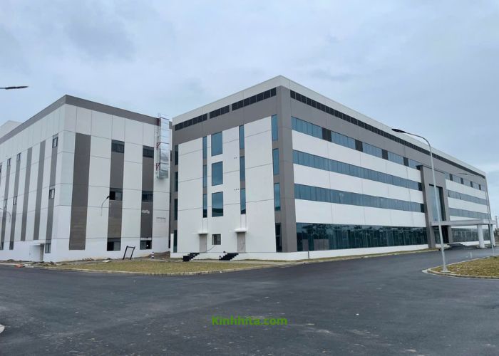 Vách kính chống cháy nhà xưởng